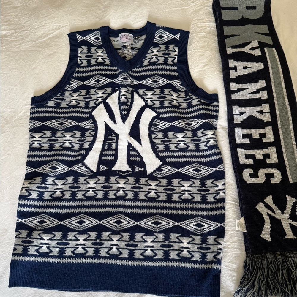 Yankees V-Neck Sweater Vest - Navy and White
